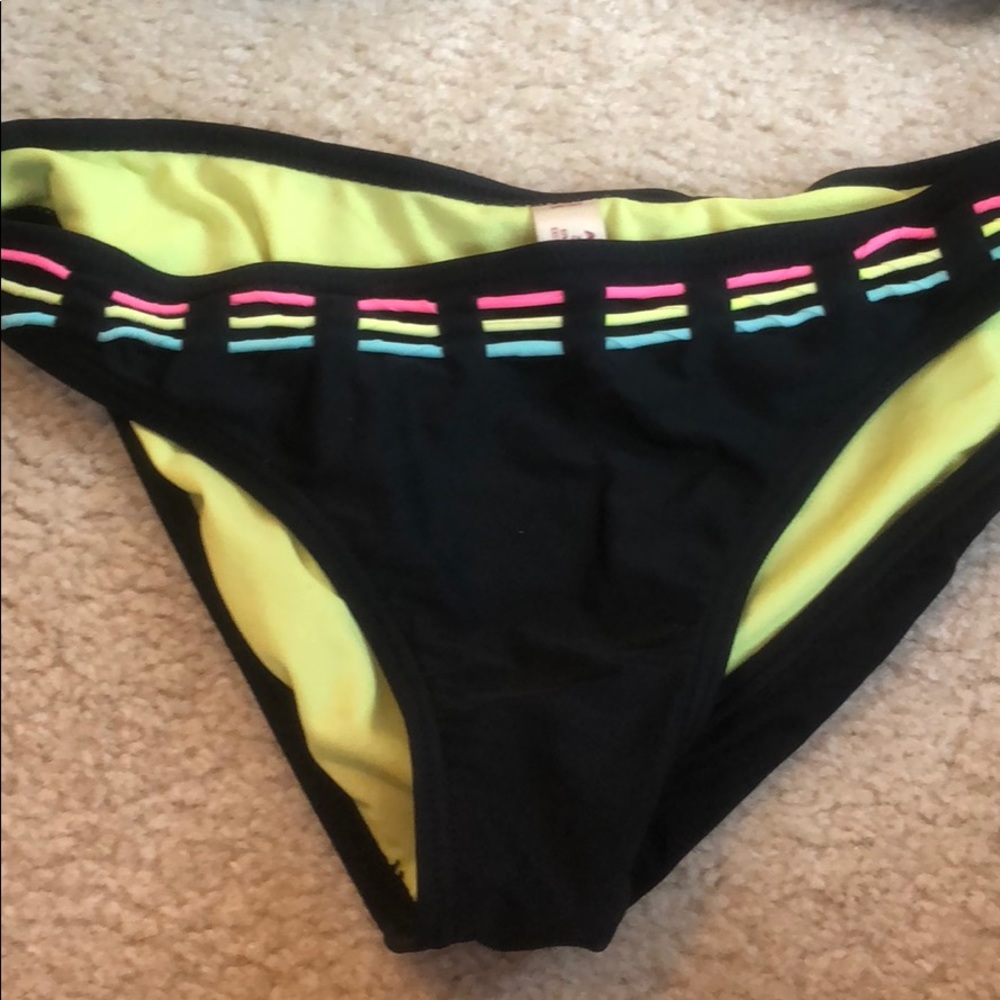 Bikini - Picture 3 of 3